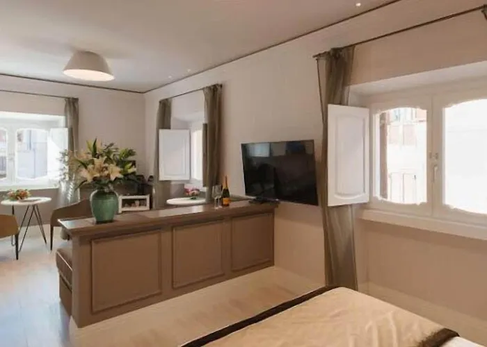 Konukevi Rhea Silvia Luxury Navona 4*
